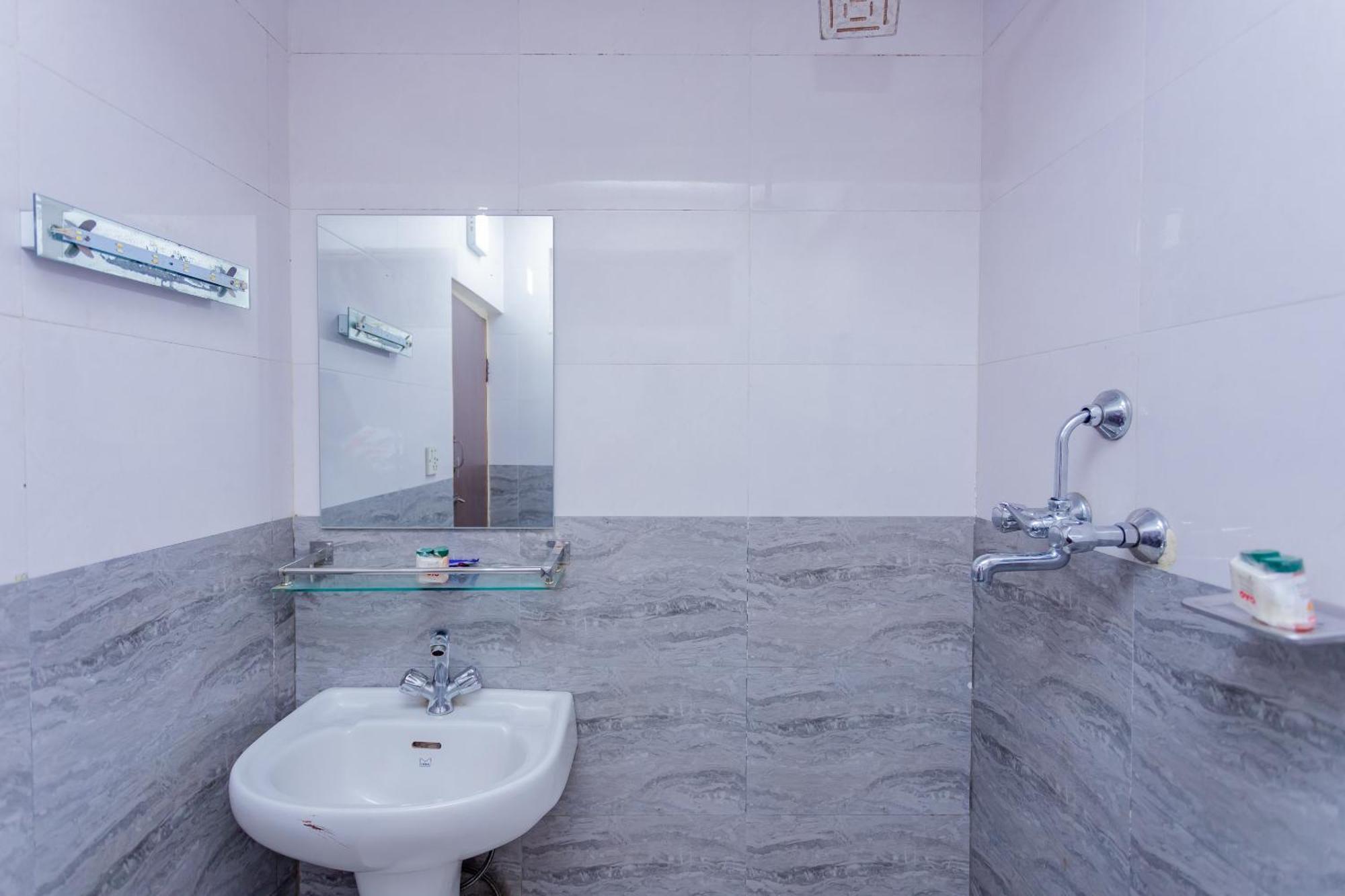 Oyo 795 Hotel Holiday Inn Katmandou Extérieur photo